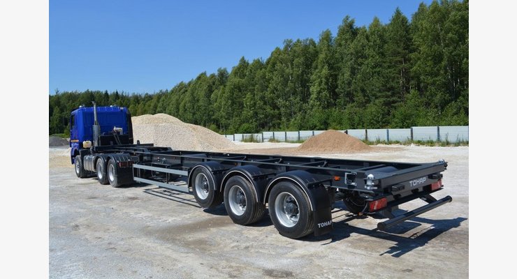 Полуприцеп-контейнеровоз Тонар К3-40, модель 99881 — боковой вид с тягачом